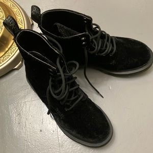 Doc Martins women’s black velvet 90s air wear with bouncing souls perfect size 7